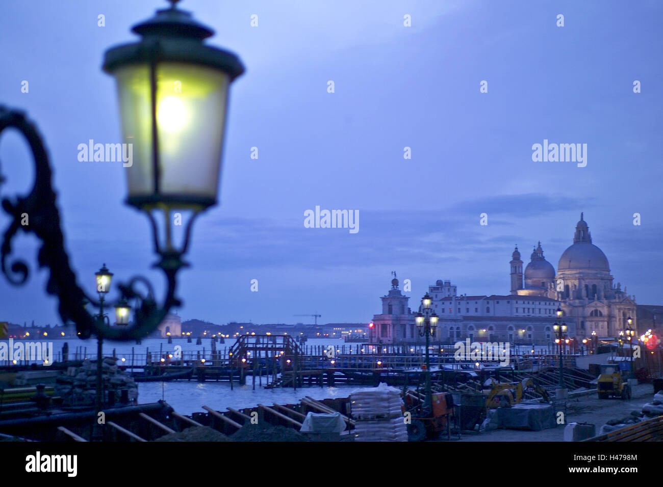 L'Italia, Venezia, Markus's Cathedral, crepuscolo, lanterne illuminazione, luce di Lanterna, canale, ponti, Europa, acque, luoghi interesse, mare, famosa vacanze, turismo, outsides, esterno, viaggi, romanticamente, città, architettura, pila, la fase di atterraggio, barca investor Foto Stock