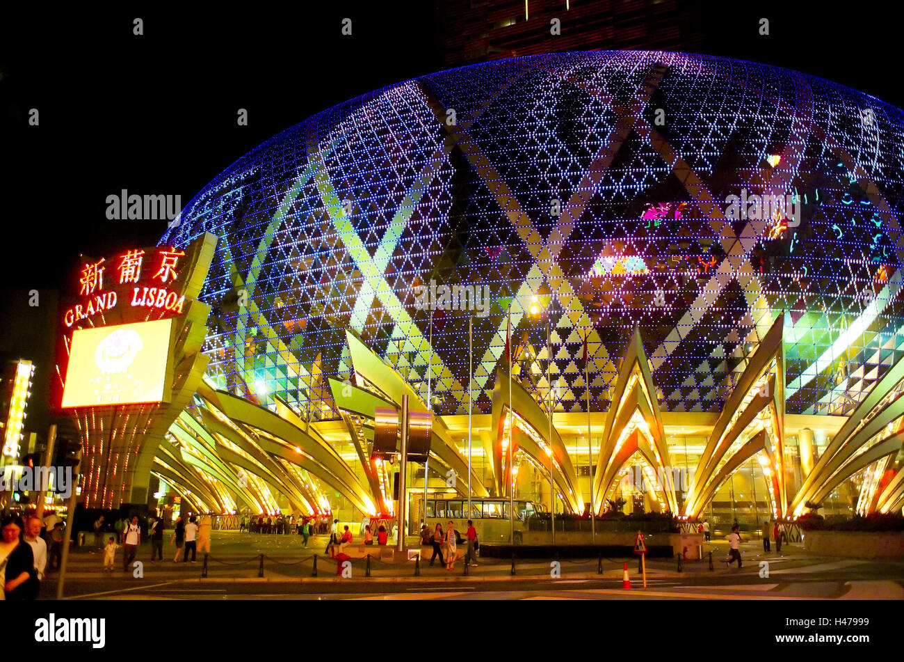 Macao, Grand Casino Lisboa, notte, illuminazione, Cina, input, notte, a cupola, cupola di vetro, facciata, possibilità di gioco, lampade e luci al neon, luci, vita notturna, riflessione, glitter, lucentezza, persone, turisti, casinò, Foto Stock