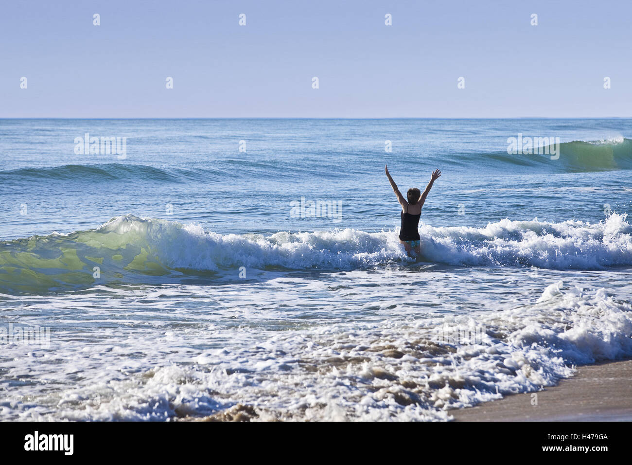 Australia, Queensland, Sunshine Coast, pacifico, senior, il divertimento e tempo libero, cielo, Horizon, acque, mare, persona, donna, stand, spiaggia, tag, vacanza, divertimento, wave, Brisbane, Westaustralien, surf, vacanza, libertà, tempo libero e felice di essere, n Foto Stock