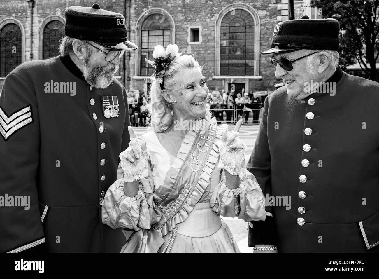 L'evento Performer Donna Maria con un gruppo di Chelsea pensionati a perlacea re e regine' Harvest Festival, London, Regno Unito Foto Stock