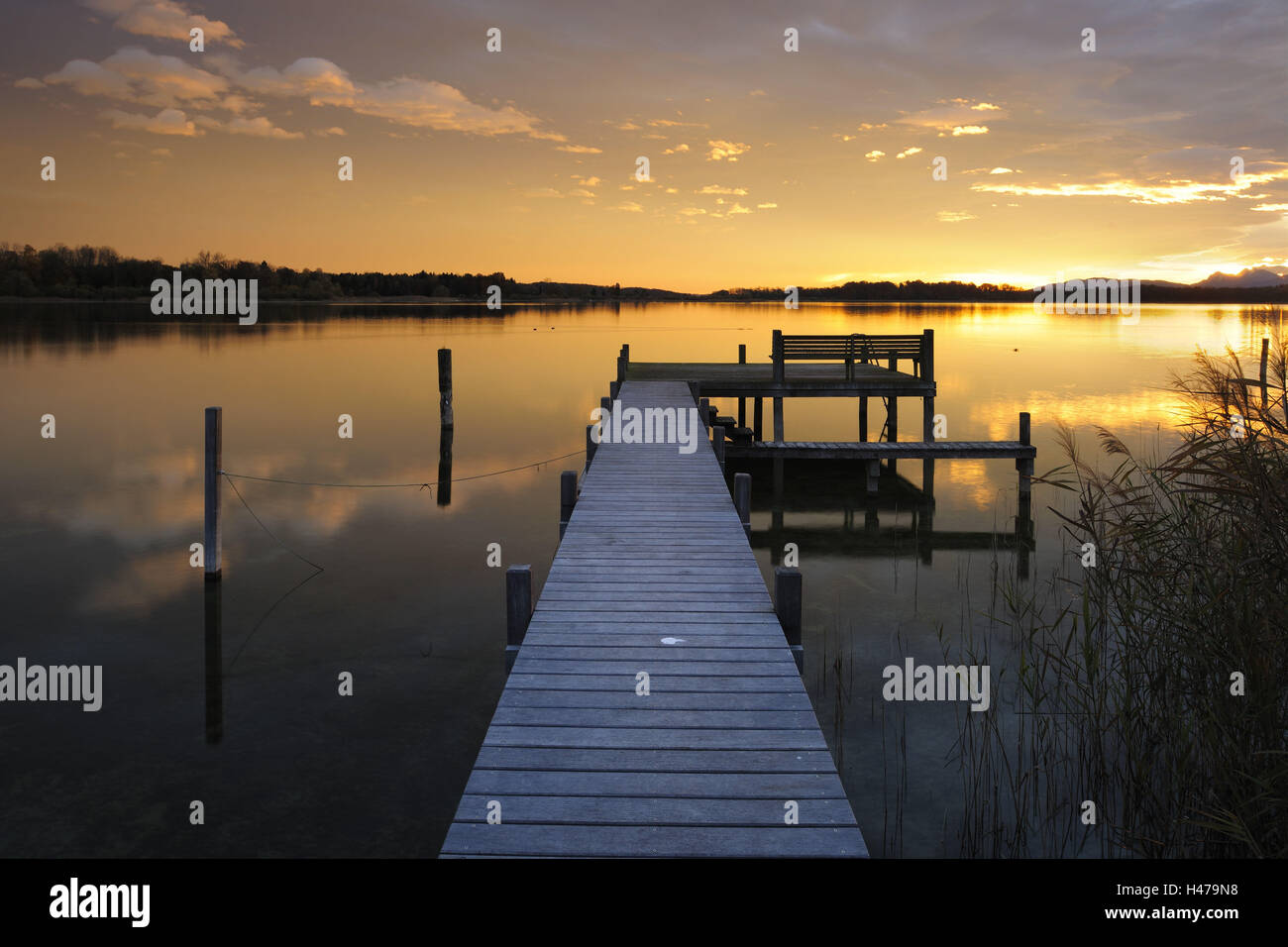 In Germania, in Baviera, il Lago Chiemsee, alba con Prien, Foto Stock