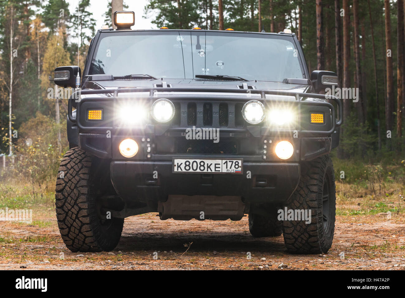 San Pietroburgo, Russia - 9 Ottobre 2016: Nero Hummer H2 veicolo sorge su sporco country road in campagna Russa, anteriore v Foto Stock