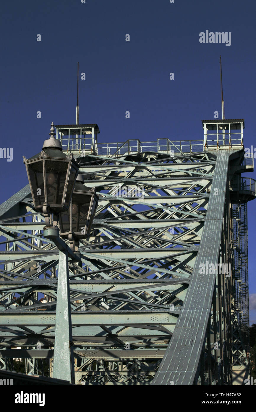 In Germania, in Sassonia, Dresda, ponte Loschwitzer lanterna, tacca, Loschwitz, bridge Elbbrücke, King's Albrecht's bridge, miracolo, acciaio a struttura mista in legno e muratura, costruzione in acciaio lavori di progettazione, dettaglio, cielo blu, Foto Stock
