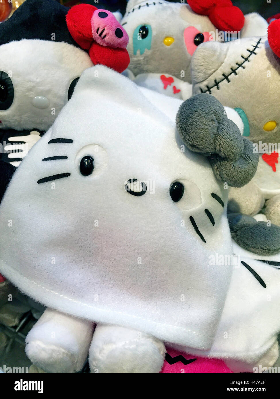 "Hello Kitty" bambola in Halloween Ghost, Store Display, NYC, STATI UNITI D'AMERICA Foto Stock
