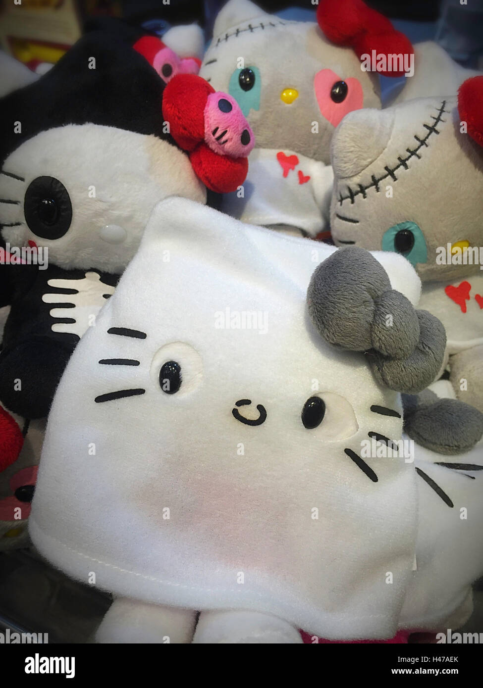 "Hello Kitty" bambola in Halloween Ghost, Store Display, NYC, STATI UNITI D'AMERICA Foto Stock