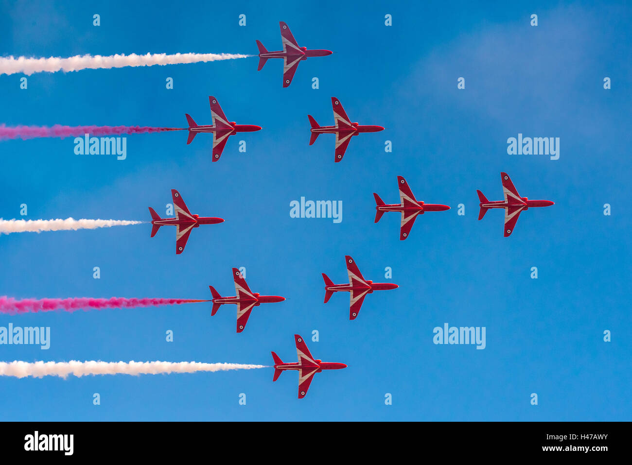Il display di RAF team nel loro colore rosso brillante aviogetti Hawk omaggio agli Eurofighter Typhoon front line jet. Foto Stock