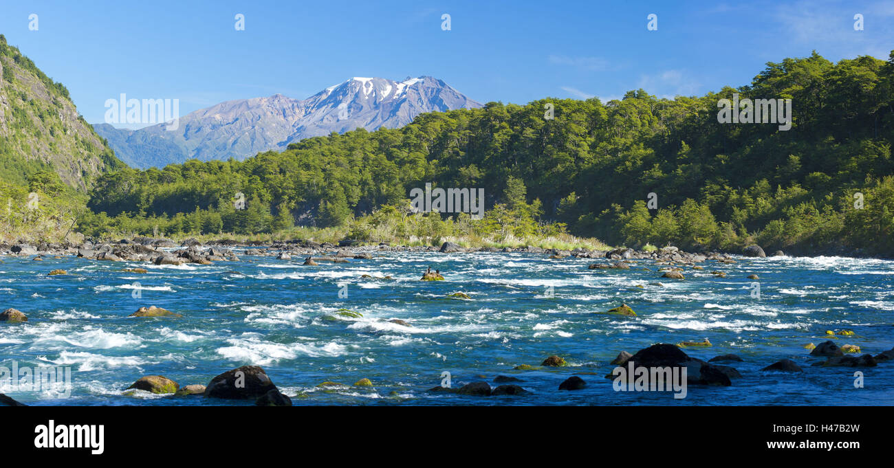 Sud America, Cile, Patagonia, parco nazionale Petrohue, fiume Rio Petrohue, Rapids, vulcano Calbuco, 2003 m, Foto Stock