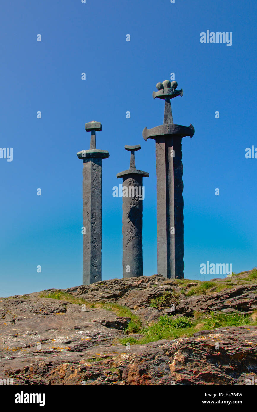 Sverd ho fjell monumento in Stavanger. Tre enormi spade bloccato in una roccia, che commemora la battaglia di Hafrsfjord . Foto Stock