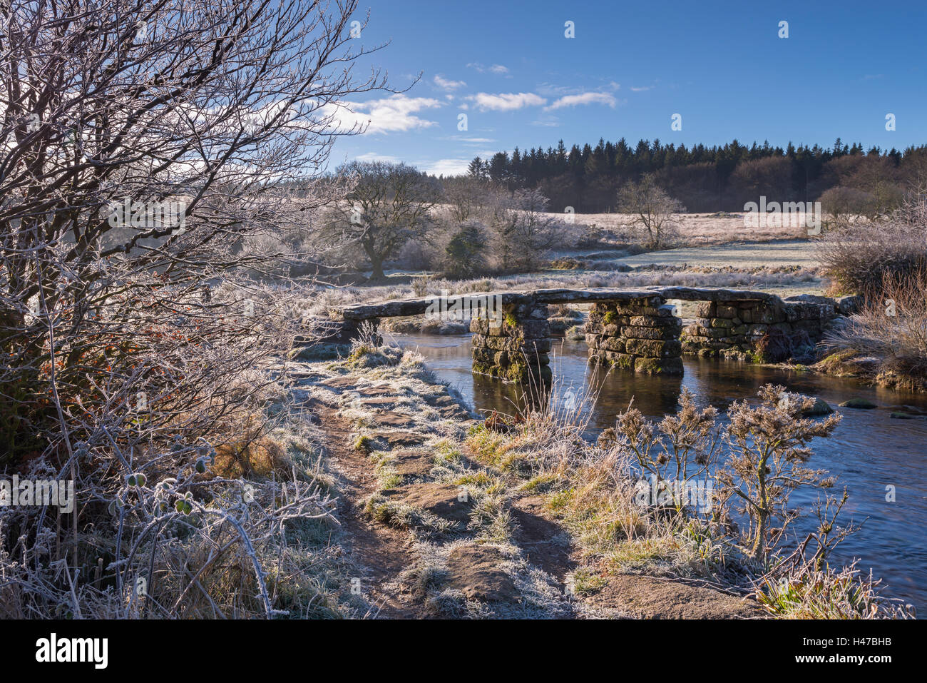Frosty paesaggio che circonda il battaglio antico ponte a Postbridge nel Parco Nazionale di Dartmoor, Devon, Inghilterra. Inverno (dicembre Foto Stock