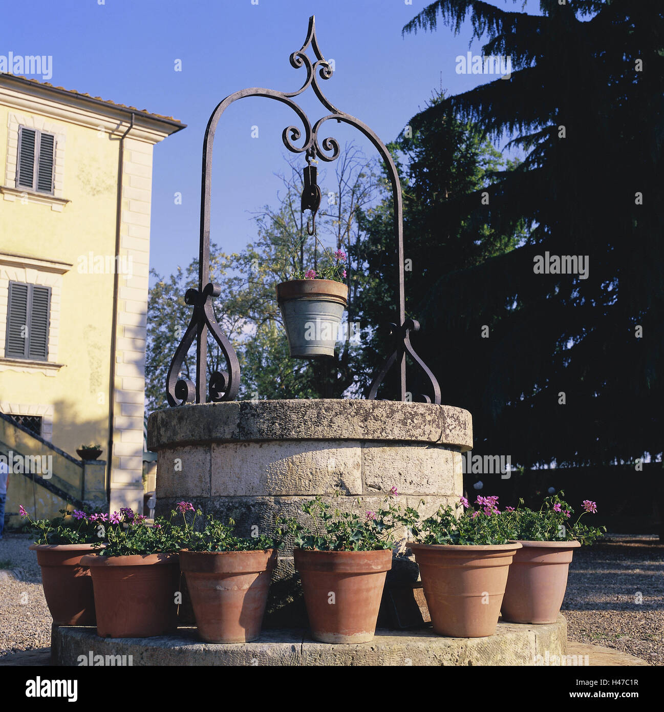 L'Italia, Toscana, Tu Colle Val d'Elsa, pozzi, vasi da fiori, le estati,  esterno, pozzi d'acqua, secchi, Pflanzgefäße, fiori e decorazioni floreali,  deserte, idillio, di riposo e di silenzio, rurally Foto stock -