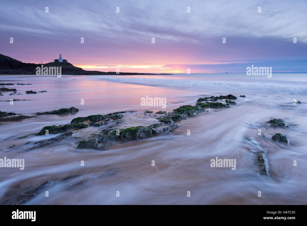 Sunrise over Mumbles faro dal bracciale Bay, Swansea, Wales, Regno Unito. Inverno (dicembre) 2014. Foto Stock