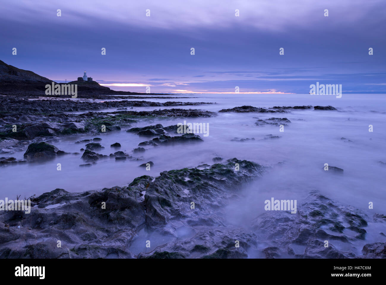 Mumbles faro all'alba dal bracciale Bay, Swansea, Wales, Regno Unito. Inverno (dicembre) 2014. Foto Stock