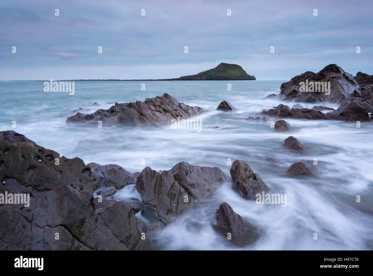 Costa rocciosa di Gower guardando verso il worm testa del Galles del Sud, Regno Unito. Inverno (dicembre) 2014. Foto Stock