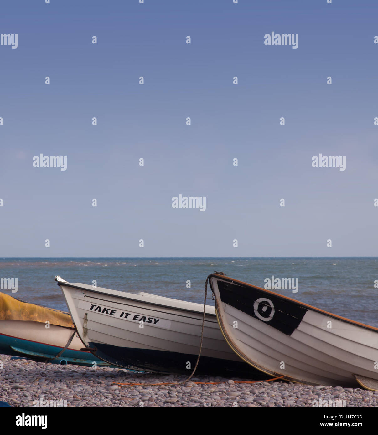 Take it easy, piccola barca su Budleigh Salterton beach. Foto Stock