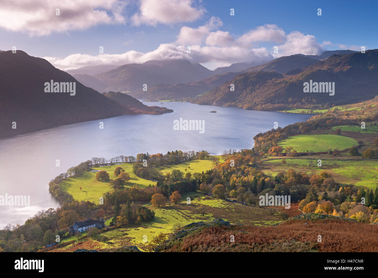Ullswater da Gowbarrow cadde, Parco Nazionale del Distretto dei Laghi, Cumbria, Inghilterra. In autunno (Novembre) 2014. Foto Stock