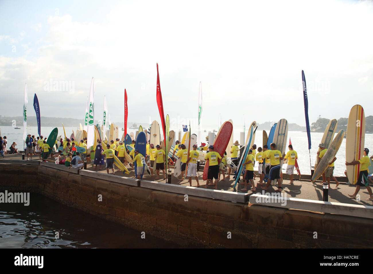 Australia, Nuovo Galles del Sud, Sydney, mole, Australia giorno, persone giovani, tavole da surf, città, vacanze, feste nazionali, festa del surfista, dei giovani, della concorrenza, della gioventù, persona, tumulto, T-shirt, giallo, soleggiato, esterno, line-up, quay muraglia difensiva, Foto Stock