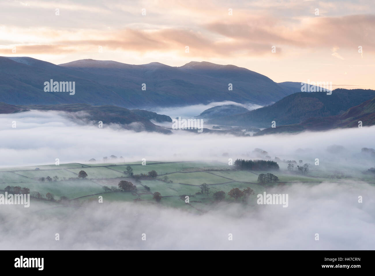 Nebbia copriva il paesaggio di rotolamento all'alba, Lake District, Cumbria, Inghilterra. In autunno (Novembre) 2014. Foto Stock
