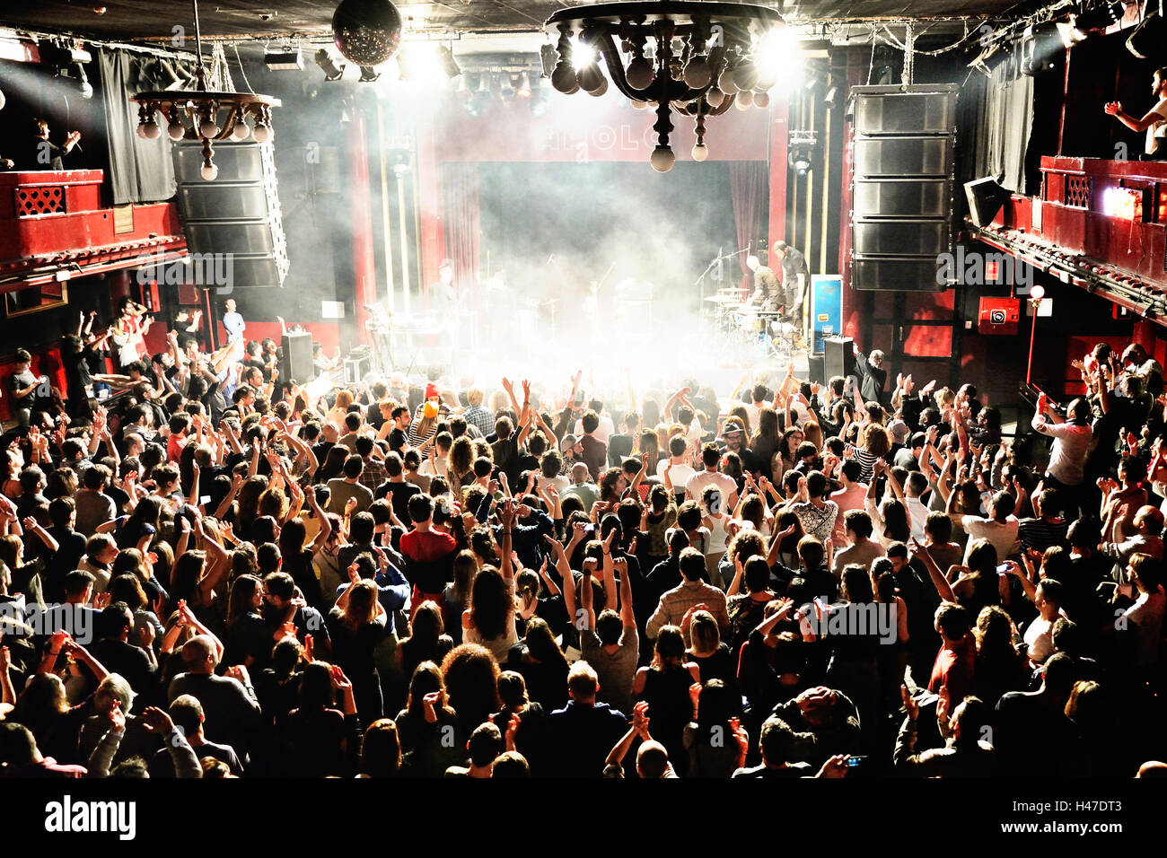 Barcellona - 5 Dic: folla a combustibile Fandango (elettronico, funk, fusion e flamenco band) concerto presso Apolo (luogo). Foto Stock