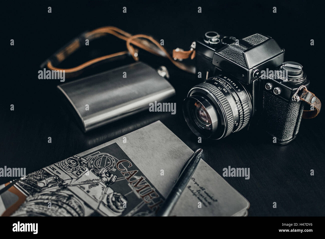 Retro Vintage fotocamera con Notebook su sfondo scuro Foto Stock