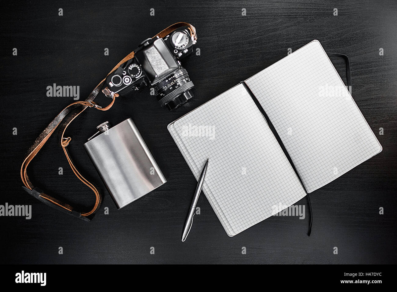 Retro Vintage fotocamera con Notebook su sfondo scuro Foto Stock