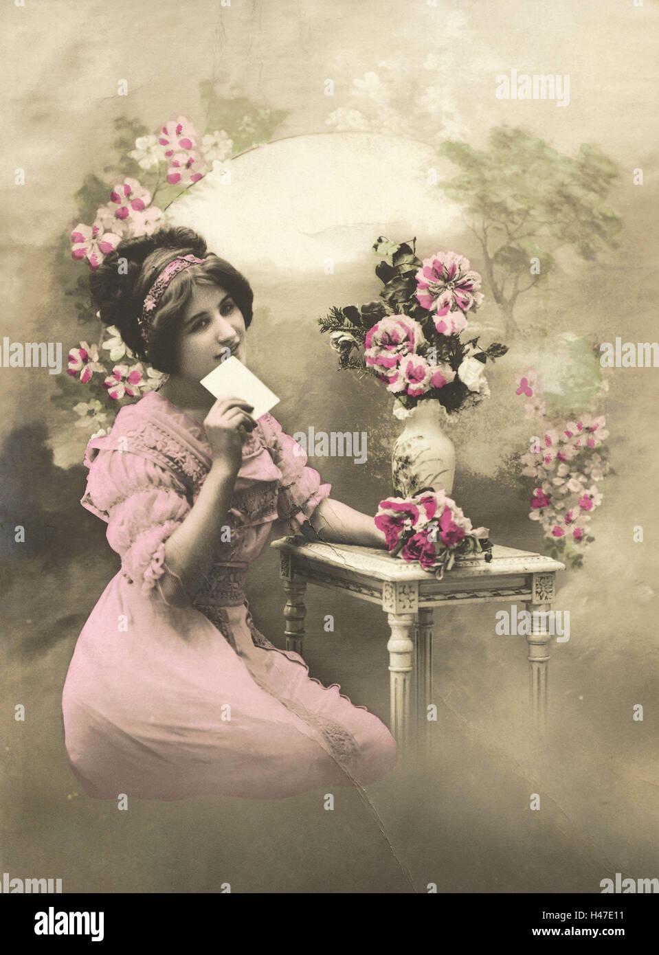 Nostalgia, giovane donna, sognante, lettera d'amore, cartolina, nostalgico, Foto Stock