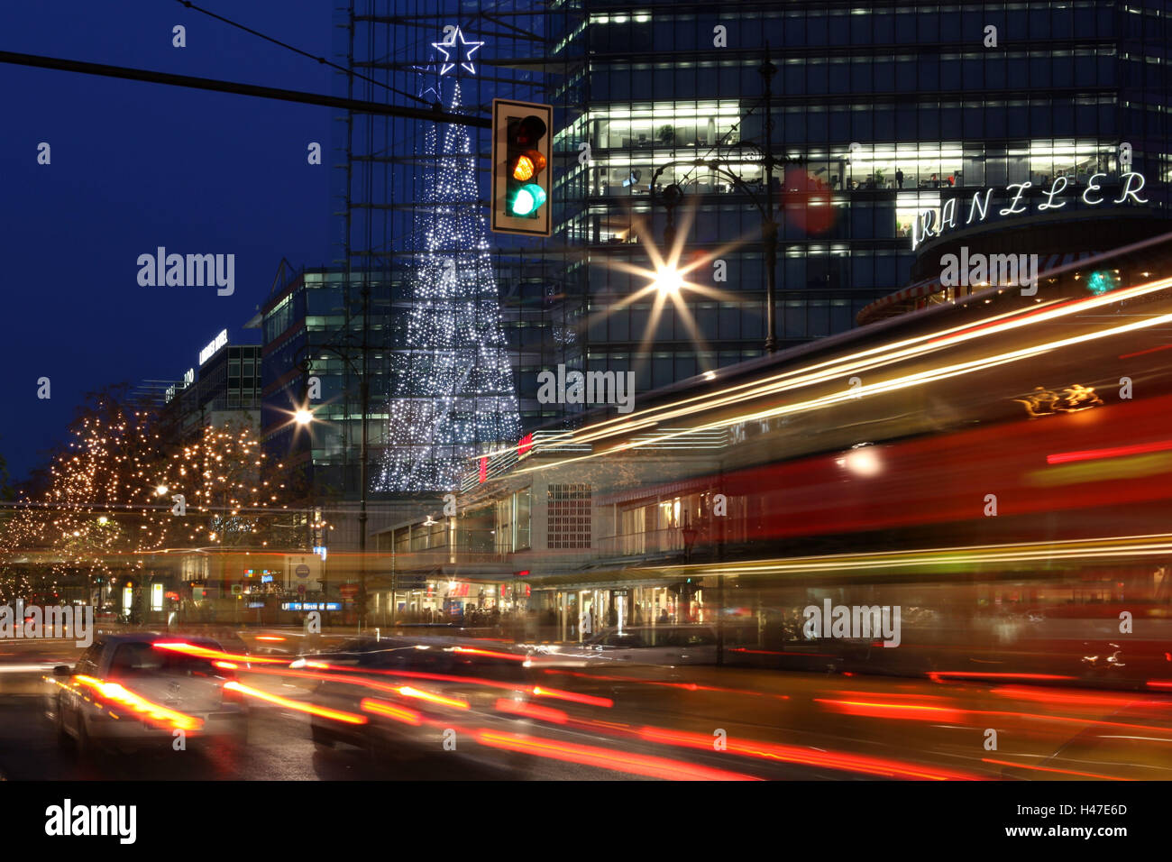 Berlino, Kurfürstendamm / angolo Joachimstaler street, traffico di sera, decorazione di Natale, motion blur, Foto Stock