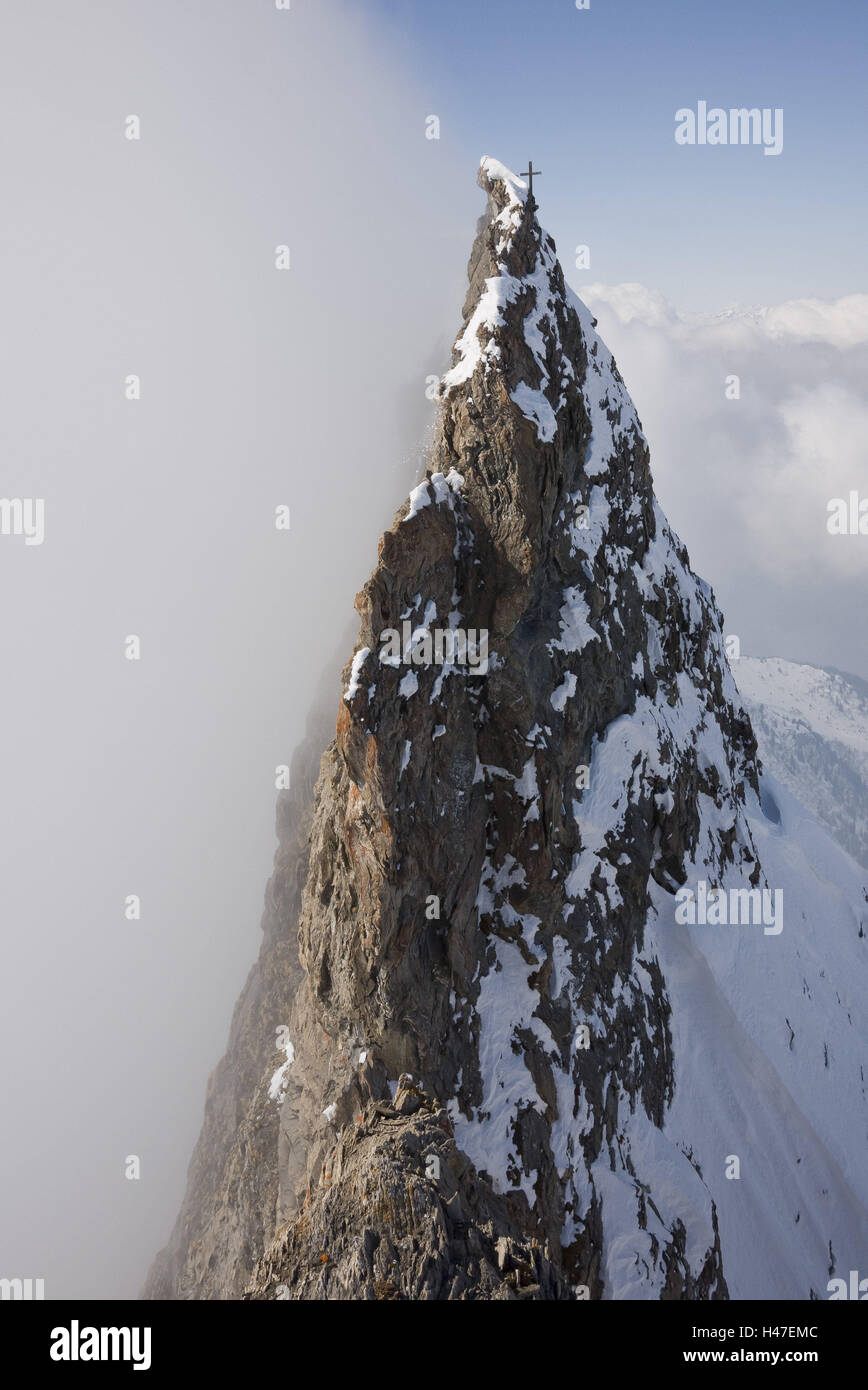 La Svizzera, dei Grigioni, Safiental, bile vertice, Piz tasse, montagna, cima, vertice, vertice di croce, vertice di croce, la croce, neve, nebbia e nuvole, Foto Stock