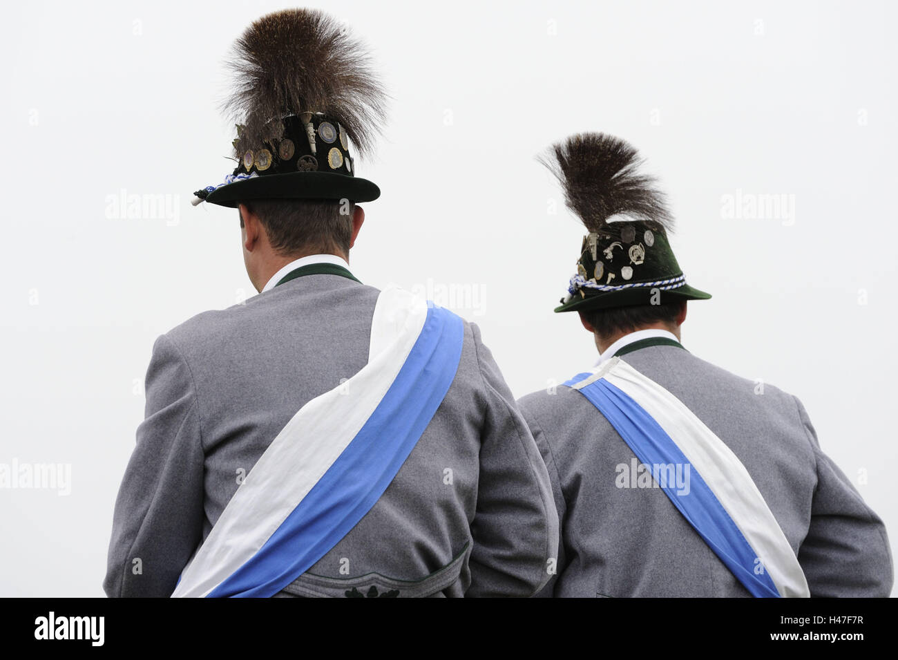 In Germania, in Baviera, Algovia, Swan's regione, uomini, costume nazionale, vista posteriore, personalizzato, bavarese, tradizioni, a piedi, vestiti, cultura, culturalmente, Germania meridionale, tradizioni, folklore, cappelli, copricapo, Gamsbart, festa, vacanza, Santo, persone, affiancate Leonh Foto Stock