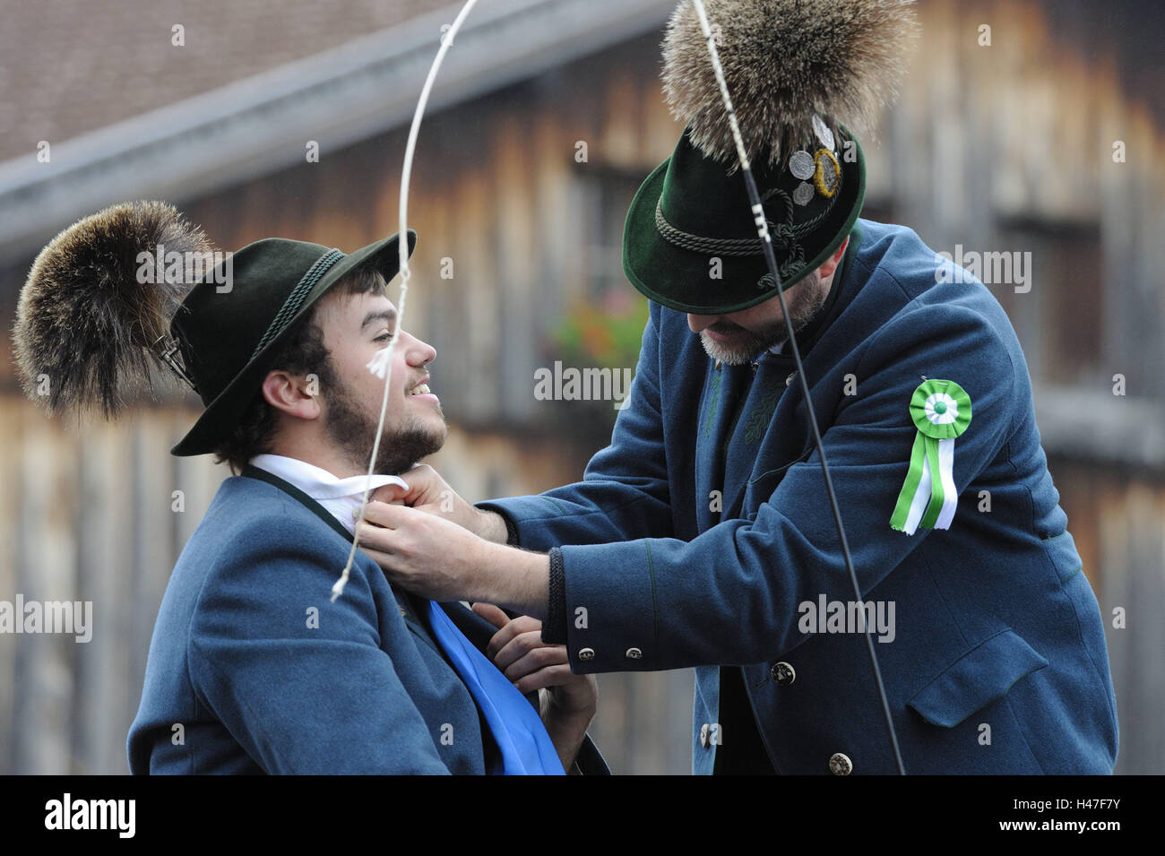 In Germania, in Baviera, Algovia, Swan's regione, uomini, costume nazionale, vista laterale, personalizzato, bavarese, tradizioni, a piedi, vestiti, cultura, culturalmente, Germania meridionale, tradizioni, folklore, cappelli, copricapo, festa, vacanza, Santo, persone, aiuto, badges Foto Stock