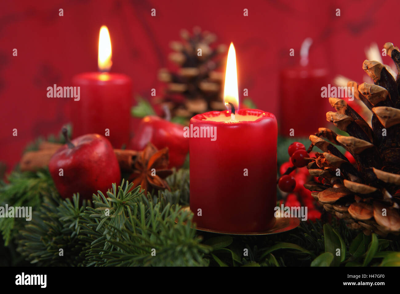 Corona di avvento, due candele accese Foto stock - Alamy