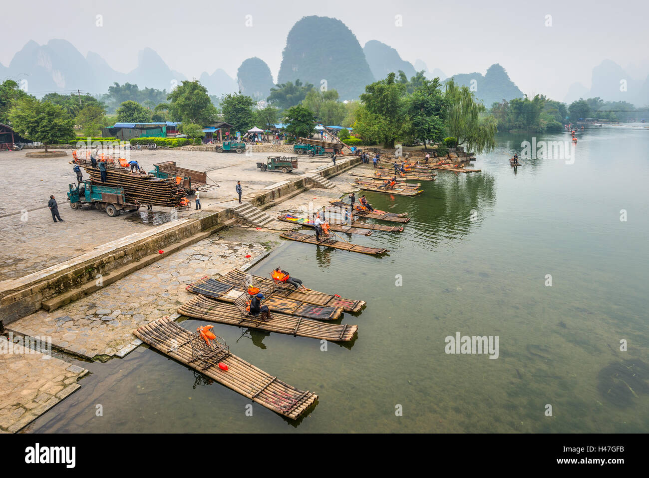 Zattere di bambù sul fiume Li nel tempo piovoso (coperto, nasty) Foto Stock