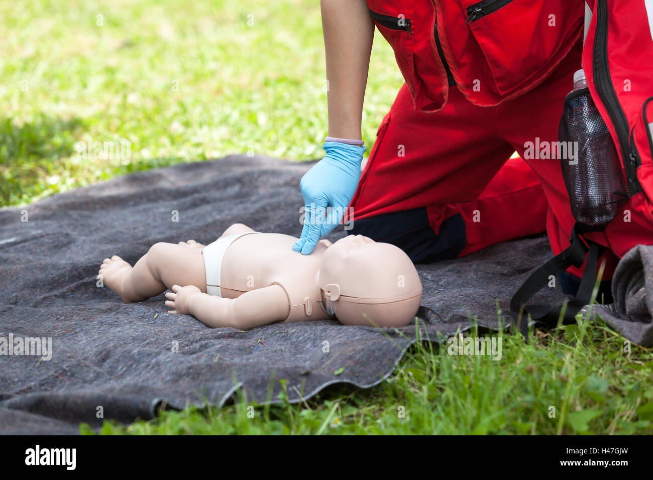 Baby CPR manichino di formazione di primo soccorso. La rianimazione cardiopolmonare - CPR. Il massaggio cardiaco. Foto Stock
