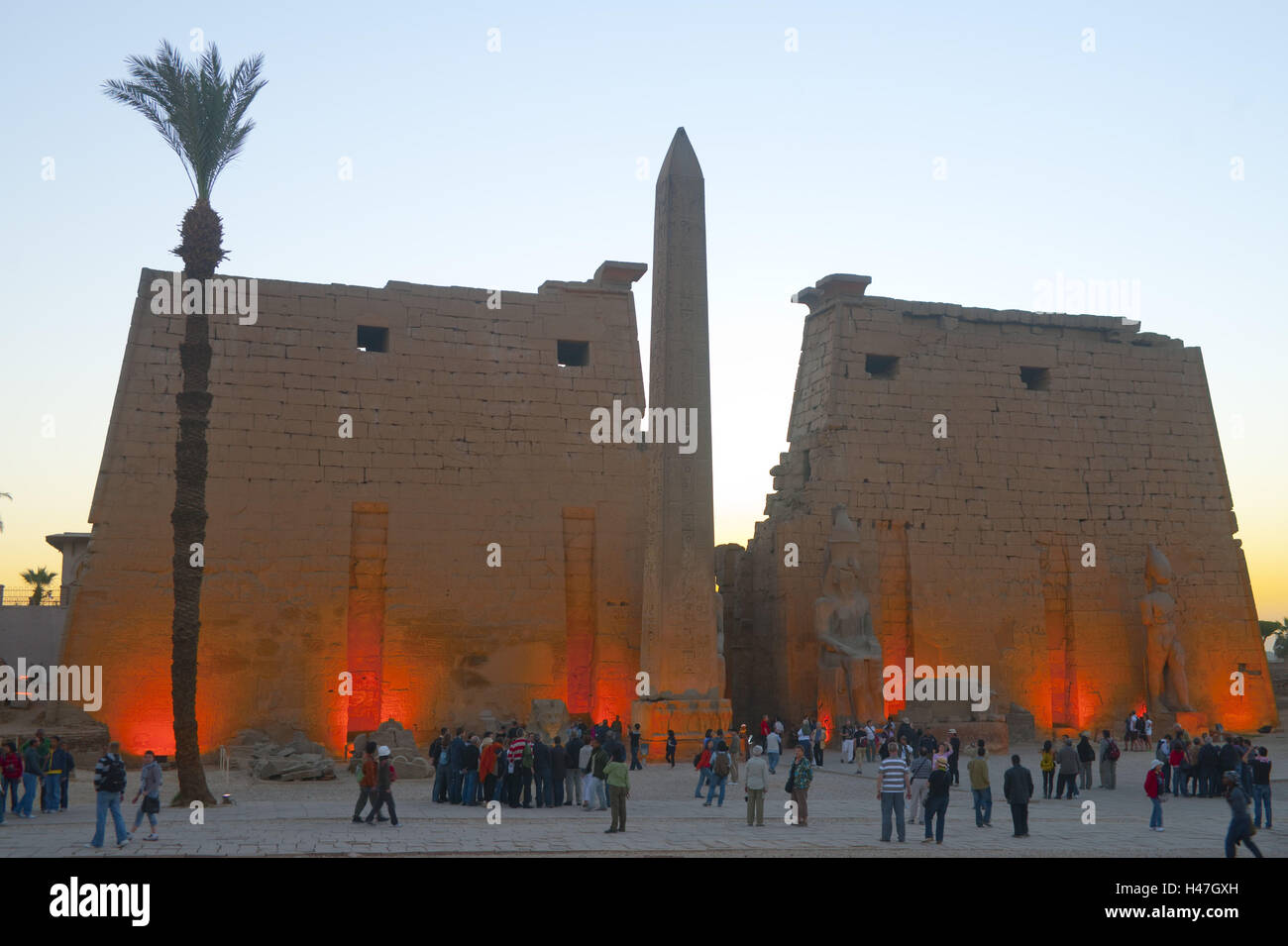Egitto Luxor tempio di Luxor, vista dall'atrio il Nektanebos ho sul pilone con obelisco di Ramses II, Foto Stock