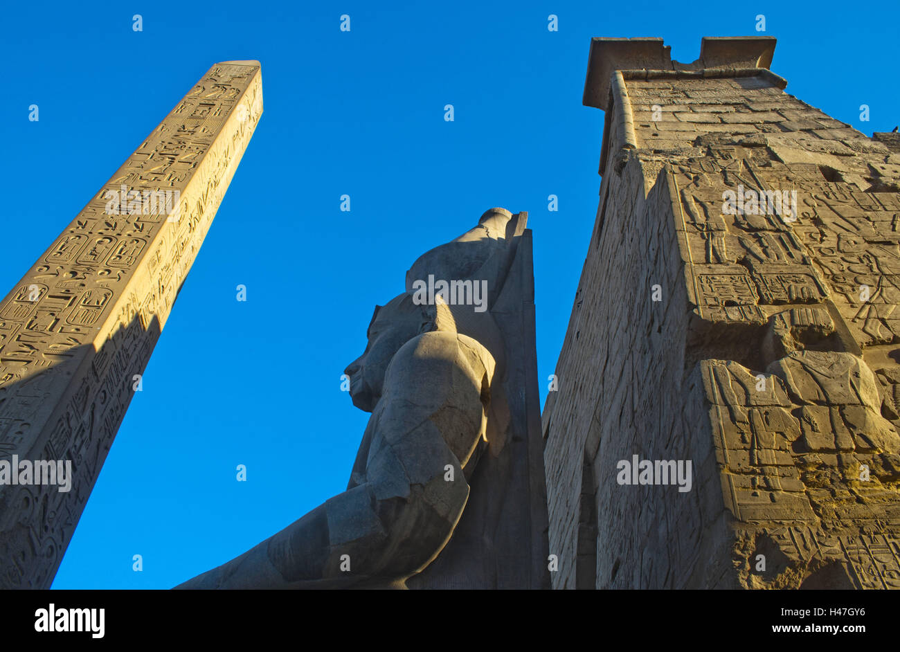 Egitto Luxor tempio di Luxor, sedile figura nella parte anteriore del pilone e obelisco di Ramses II, Foto Stock