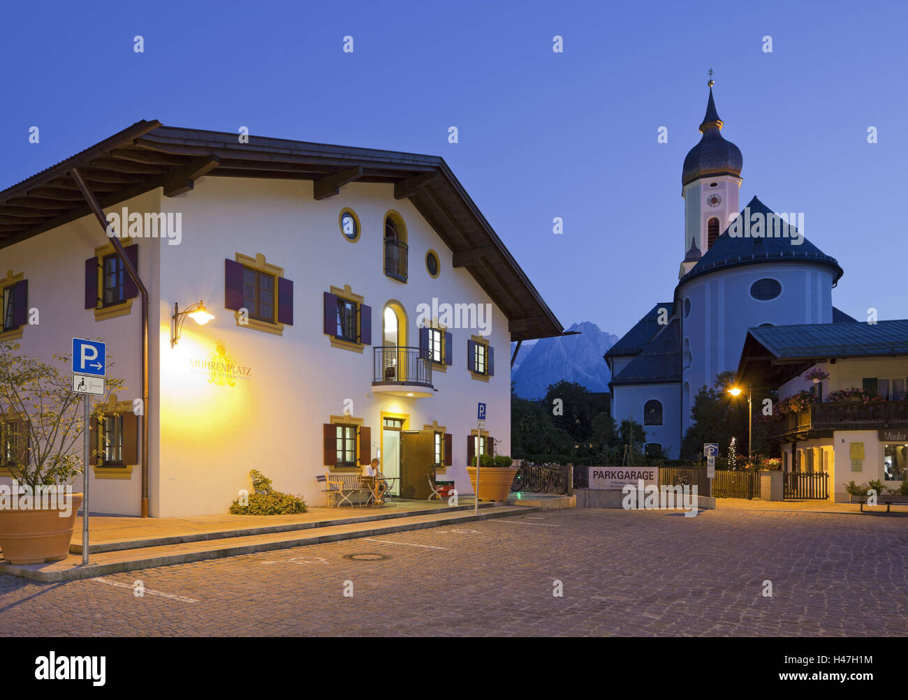 In Germania, in Baviera, Garmisch-Partenkirchen, Mohrenplatz (piazza), la chiesa, la sera, Foto Stock