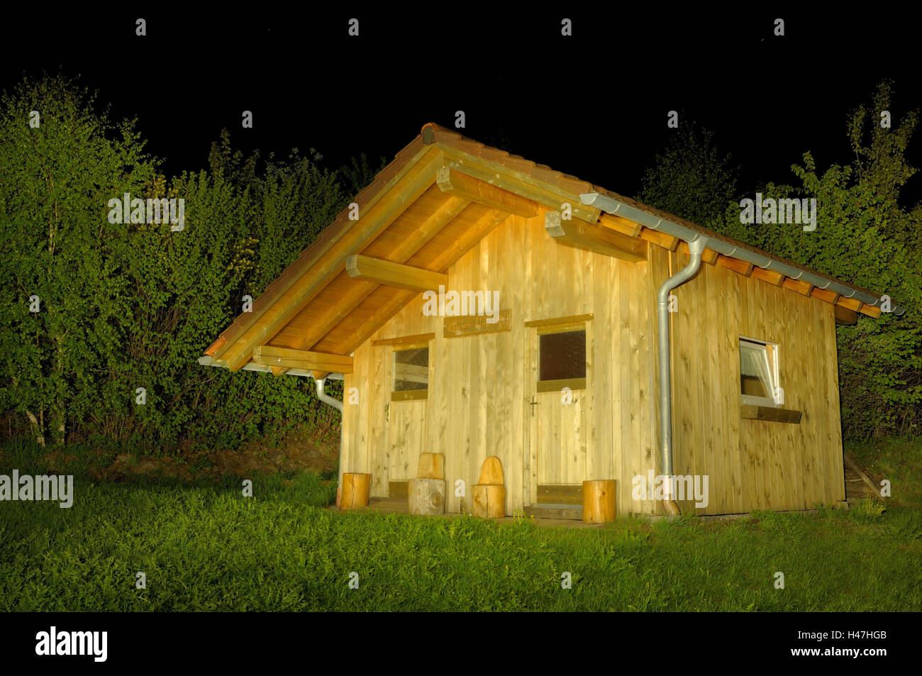 Casa in legno, esterno, notte, illuminazione, Foto Stock