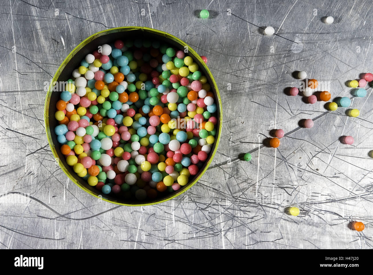 Cari colorate perle in una scatola rotonda, Foto Stock