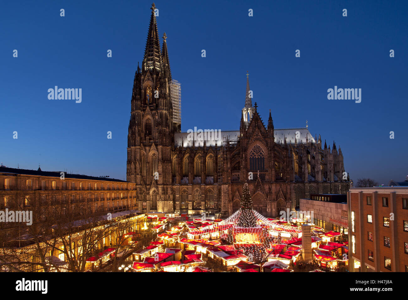 In Germania, in Renania settentrionale-Vestfalia e nella Renania, Colonia, Fiera di Natale, la cattedrale di Colonia, west disco, sera, Foto Stock