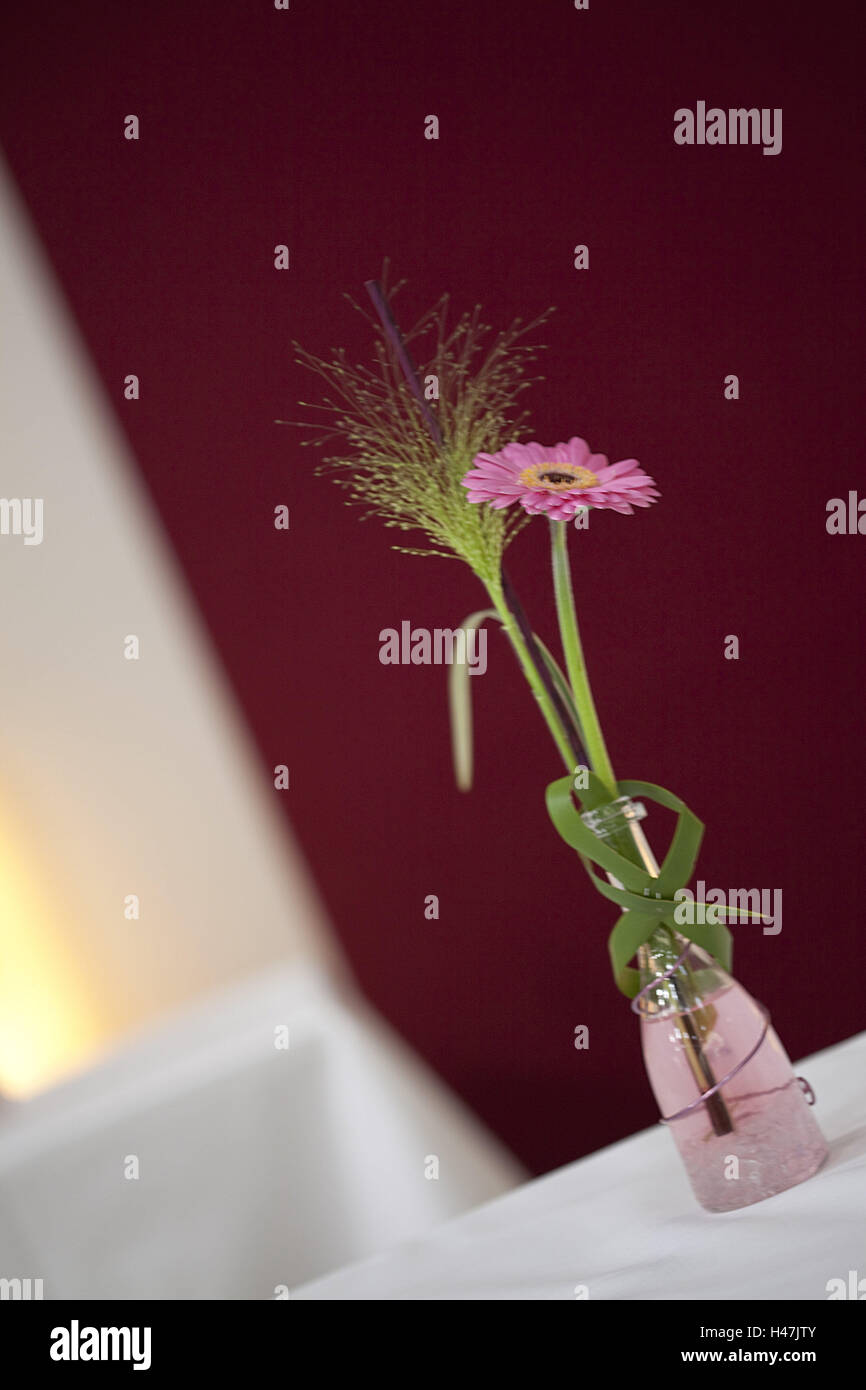 Vaso di fiori, gerbera, fiori, fiori, piante, piante, Deko, decorazione, rosa, rosa, tabella, bianco, un vaso, il vaso di vetro, Vaso di fiori, odore, Foto Stock