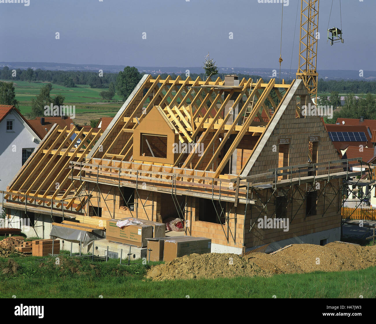 Nuova area di costruzione, casa unifamiliare, shell, un luogo specifico di terra-uso area, real estate, il possesso, il cantiere, gru, albergo, casa, appartamento, casa residenziale, ponteggi, impalcature, argilla casa di mattoni di argilla, costruzione in mattoni, incompleti, costruire, icona, la costruzione di una casa, spazio vitale, immobili residenziali, futuro, home, la pianificazione futura, futuro backup, capriata, risparmio di costruzione, Architettura, rendita di vecchiaia, investimenti, nessuno, paesaggi, rurally, Foto Stock