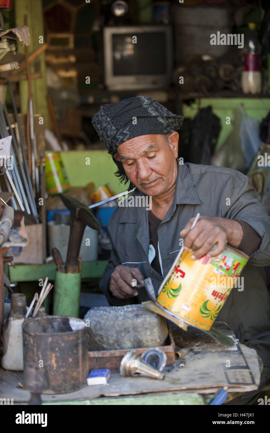 Egitto Luxor, artigiano nel Souk, Foto Stock