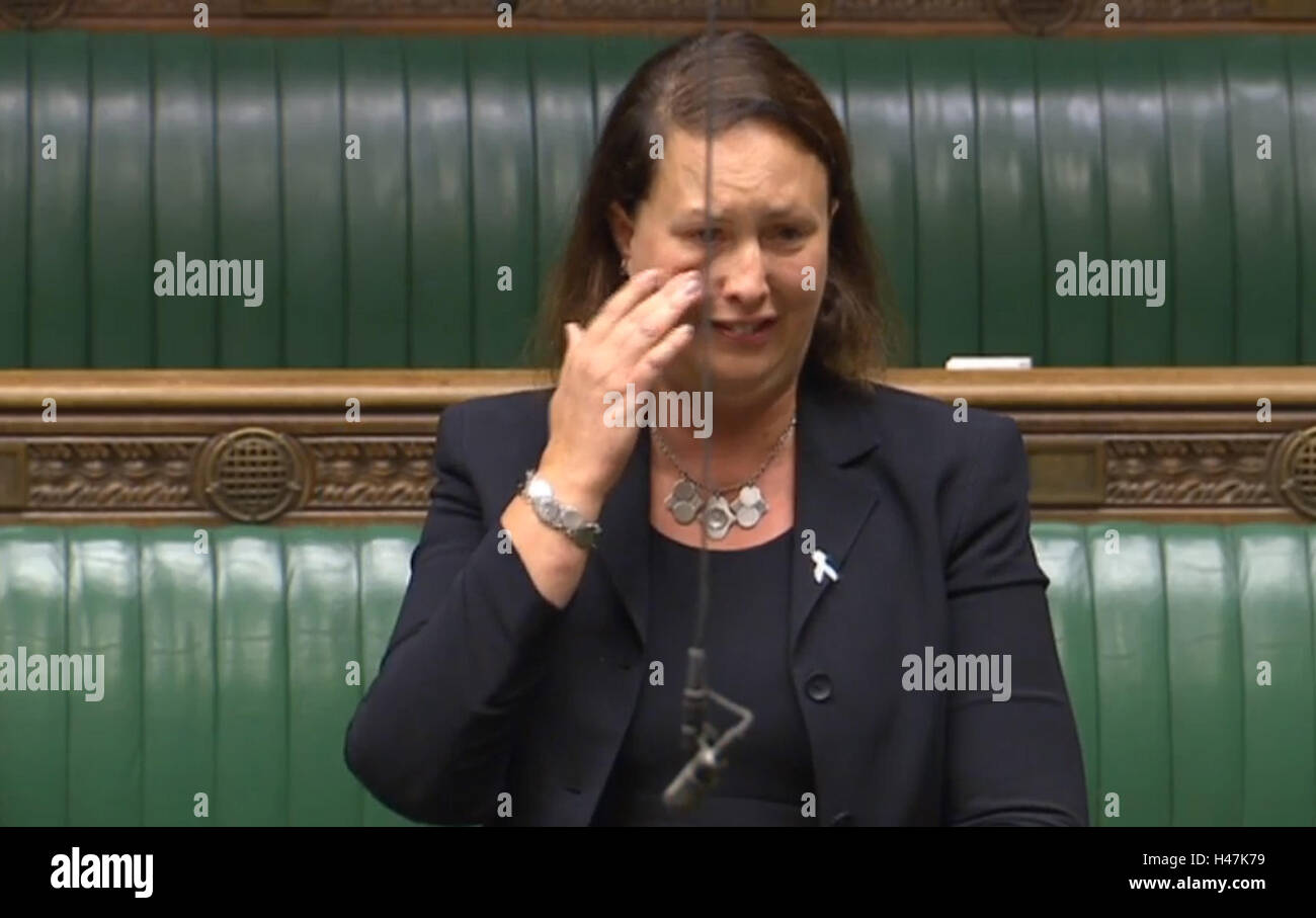 MP conservatore Victoria Prentis parla alla Camera dei Comuni di Londra, durante una discussione per contrassegnare la perdita del bambino alla settimana. Foto Stock