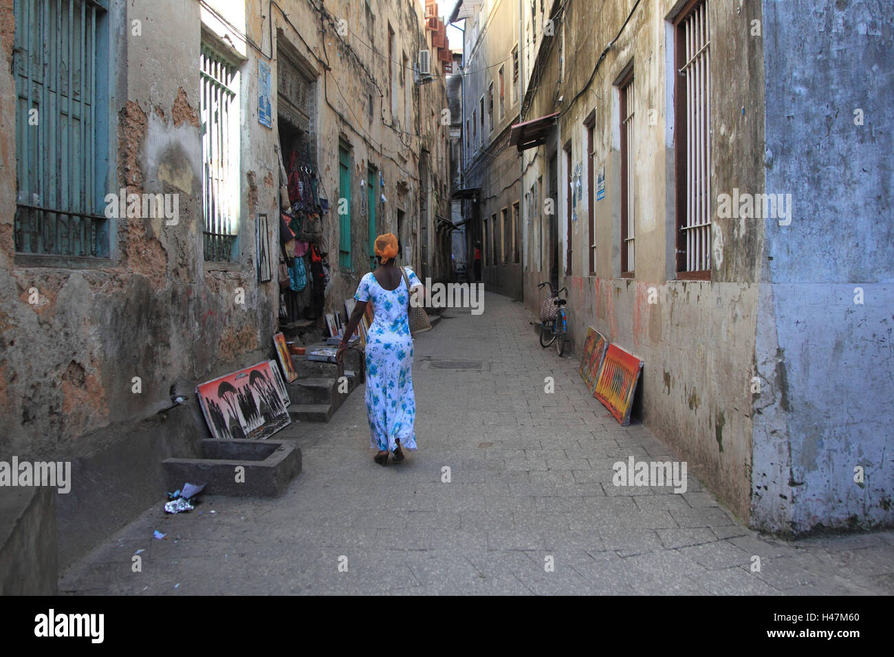 Scena di strada in Stone Town a Zanzibar Foto Stock