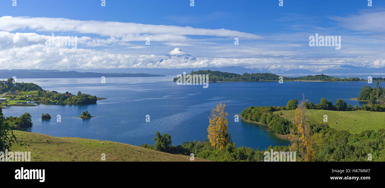 Sud America, Cile, Patagonia, Lago Llanquihue, luogo Puerto Octay, vulcano Osorno, vertice nevoso, 2652 m, copertura nuvolosa, Foto Stock