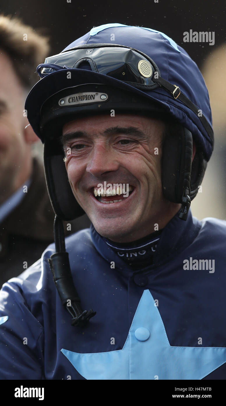Jockey Ruby Walsh nella sfilata anello guida dopo tre stelle per vincere la casa di Buck novizio siepi a Punchestown Racecourse, nella contea di Kildare, Irlanda. Foto Stock