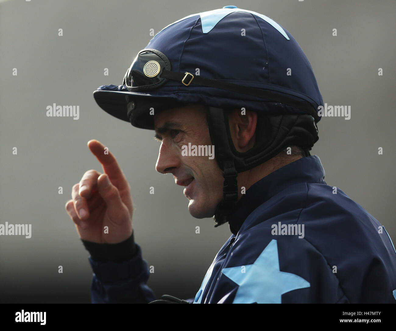Jockey Walsh Rubino entra la sfilata anello guida dopo tre stelle per vincere la casa di Buck novizio siepi a Punchestown Racecourse, nella contea di Kildare, Irlanda. Foto Stock