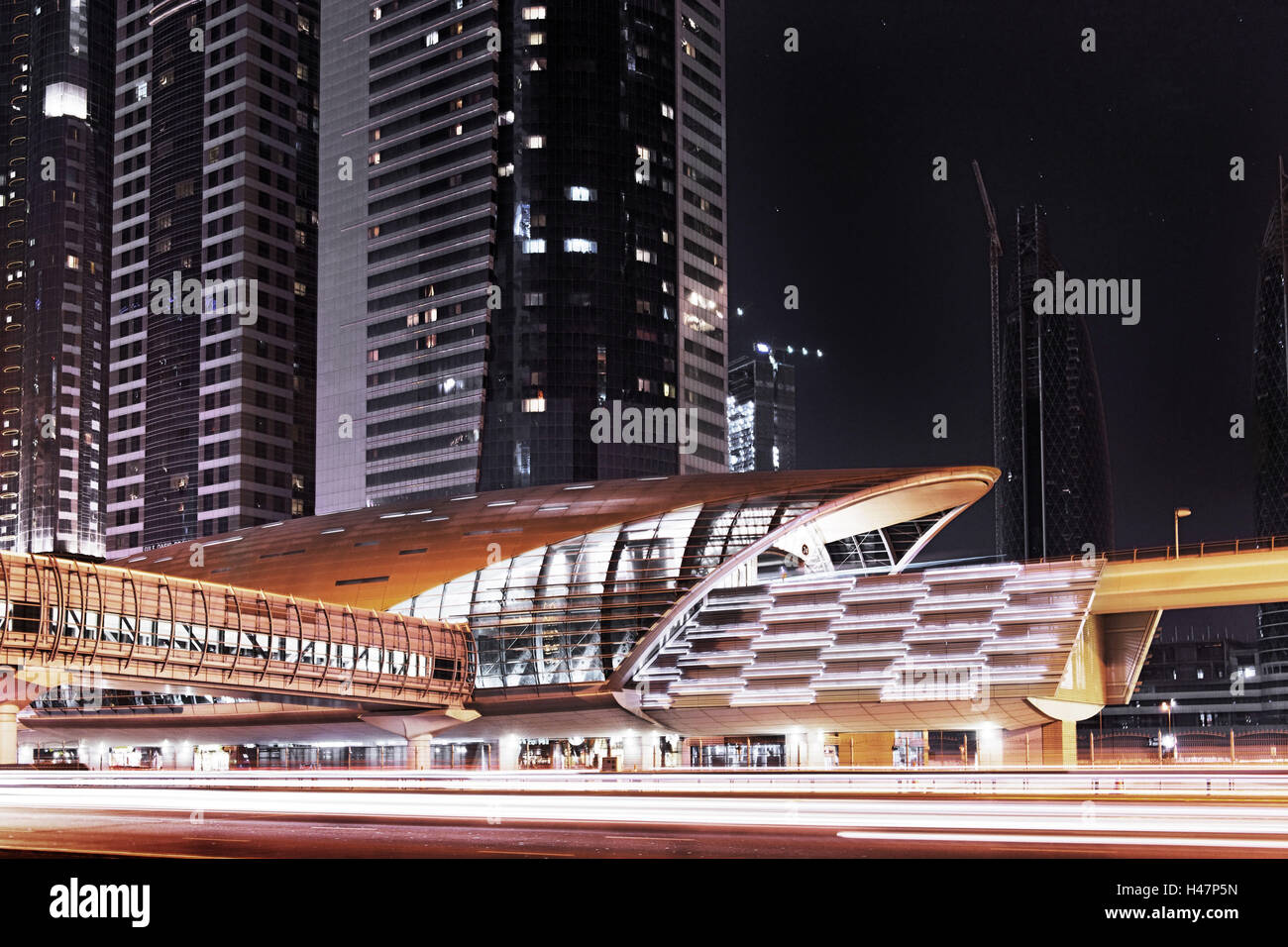 Golden luccicanti tetto di una stazione della metropolitana di RTA in serata, Dubai Financial District, Dubai, Emirati Arabi Uniti, Foto Stock