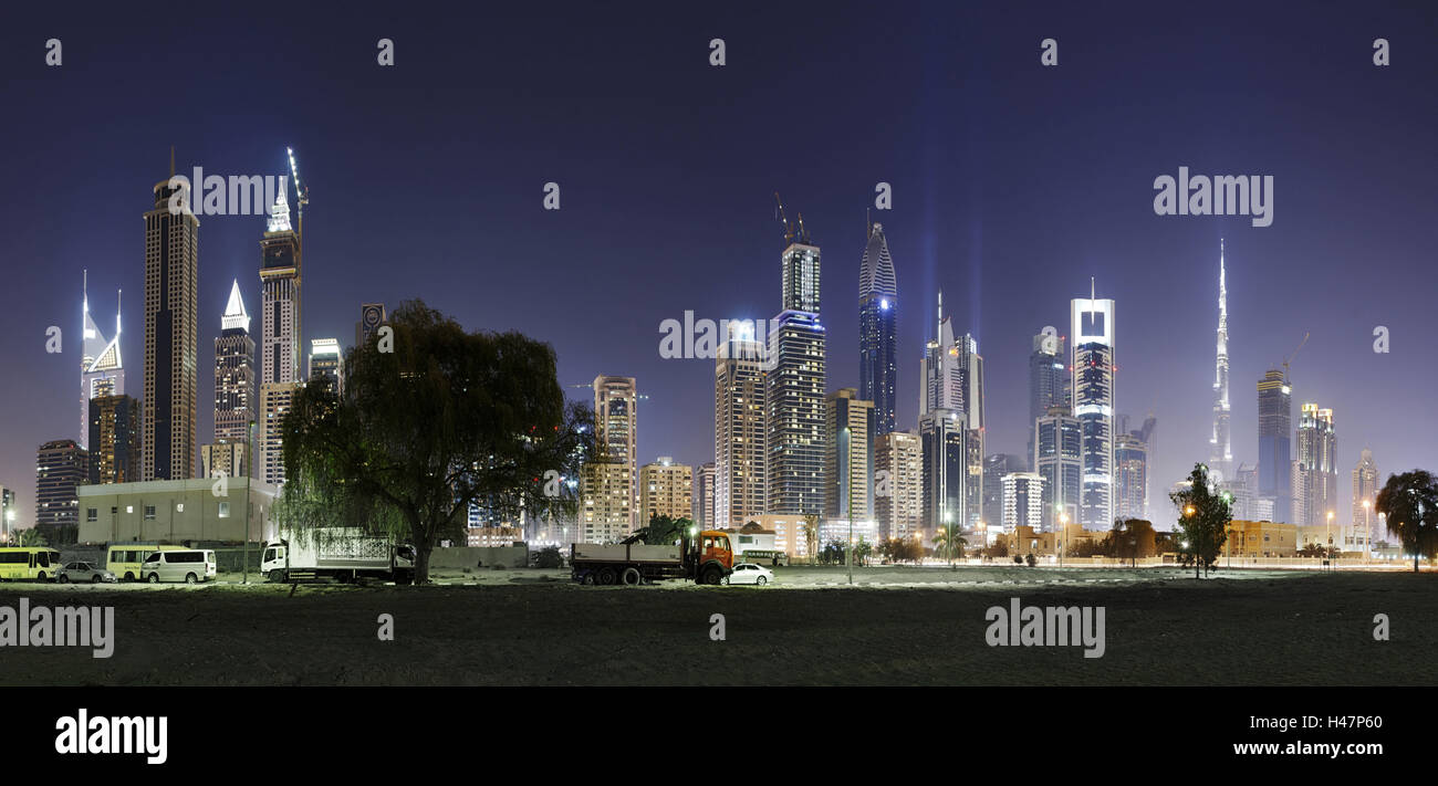 Dubai, skyline notturno, Porticciolo turistico di Dubai Emirati Arabi Uniti, Foto Stock