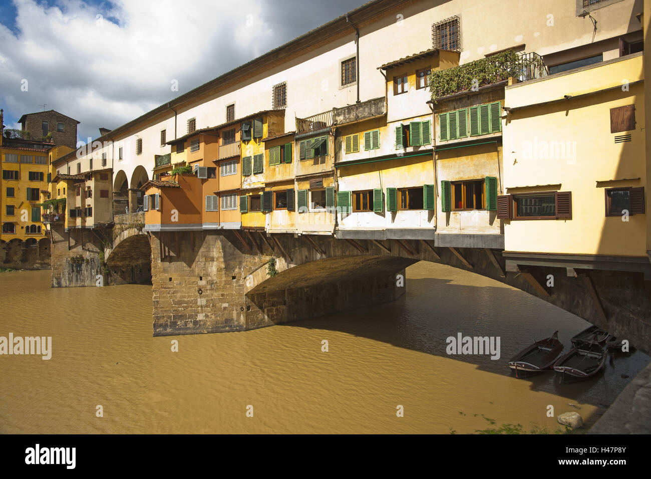 L'Italia, Toscana, Firenze, il ponte sul fiume Arno, Città Vecchia, luogo di interesse, turismo, attrazione turistica, sole, vista laterale, case, boot, Foto Stock