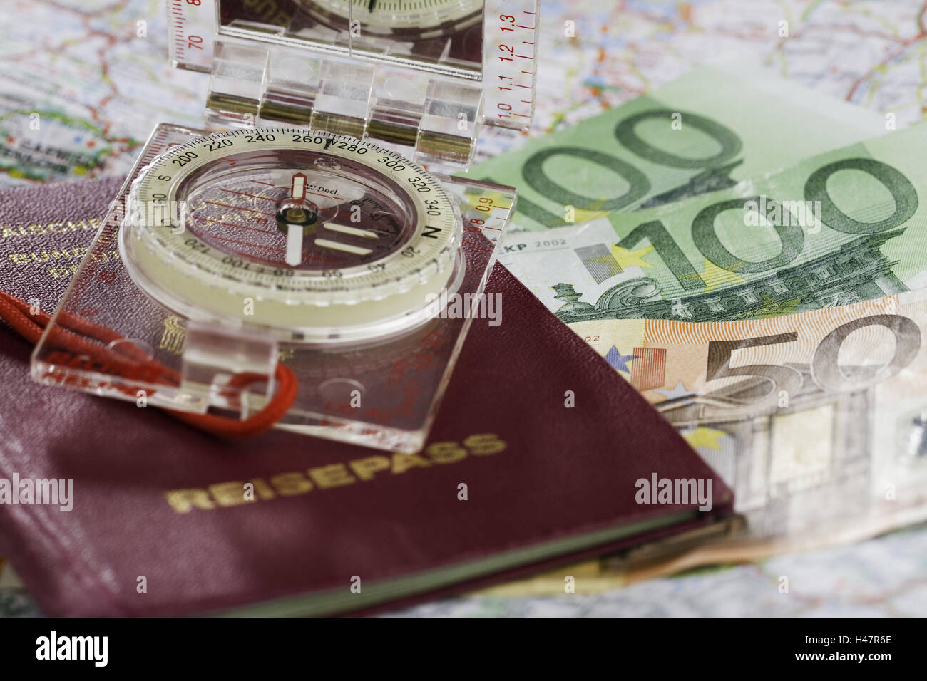 Mappa, passaporto, bussola, banconote, pass, viaggiare, documento, passaporto, andare lontano, sulla strada, carta d'identità, nazionalità, Germania, denaro, le banconote in euro, euro, orientamento, denaro Foto Stock